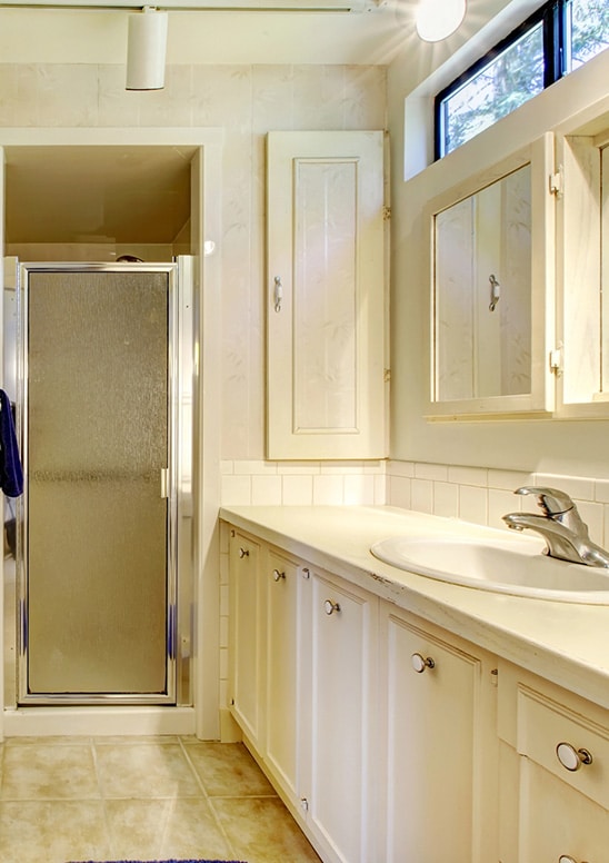 Image of a circa 1980 yellow bathroom.